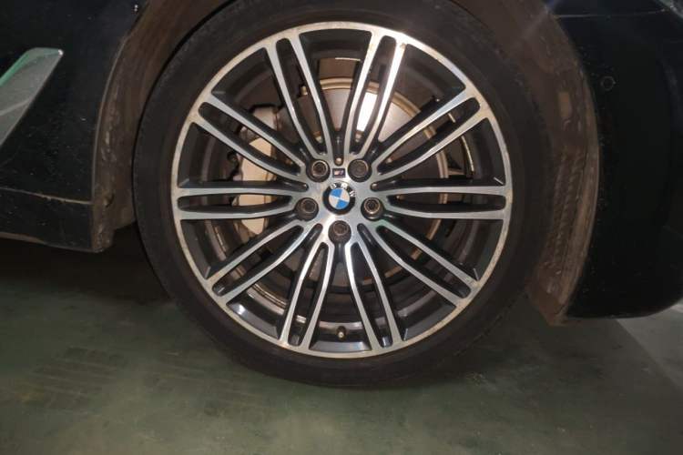 Used BMW 5 Series 2018 Restyled 530Li Leading Edition M Sport Package Right Front Wheel Hub
