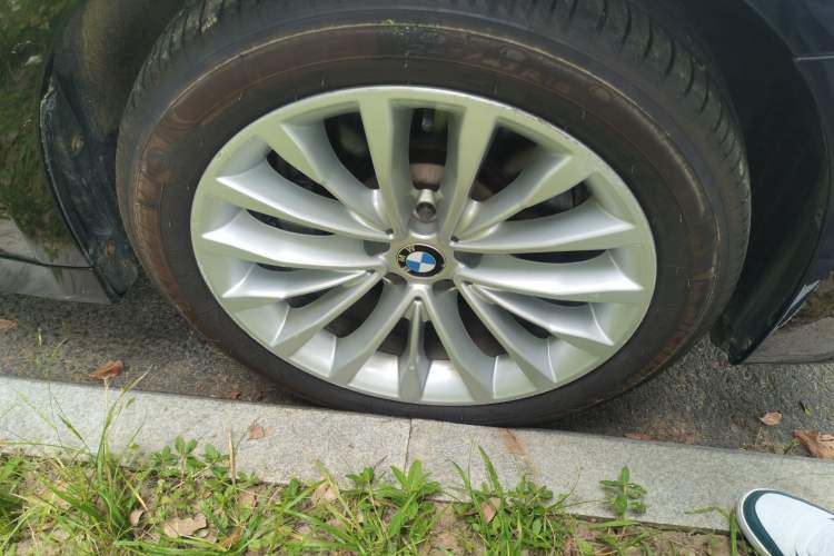 Used BMW 5 Series 2018 Revised Version 530Li Leading Edition Luxury Package Right Front Wheel Hub