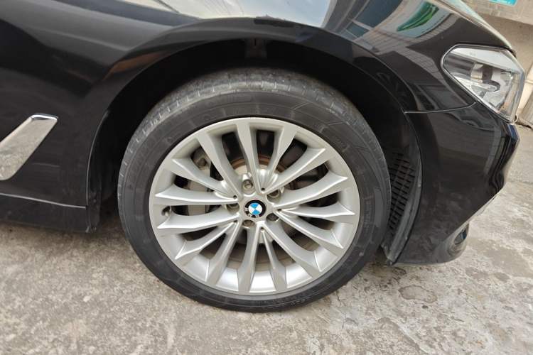 Used BMW 5 Series 2018 Revised Version 530Li Leading Edition Luxury Package Right Front Wheel Hub