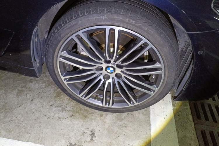 Used BMW 5 Series 2018 Restyled 530Li Leading Edition M Sport Package Right Front Wheel Hub