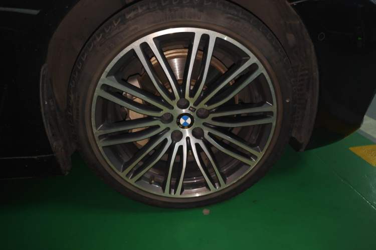 Used BMW 5 Series 2018 Restyled 530Li Leading Edition M Sport Package Right Front Wheel Hub