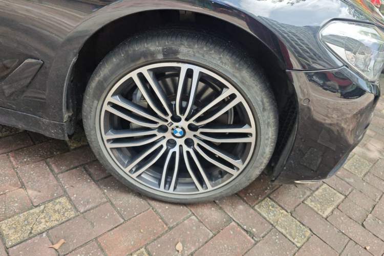Used BMW 5 Series 2018 Restyled 530Li Leading Edition M Sport Package Right Front Wheel Hub