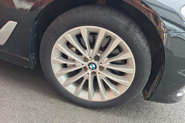 Used BMW 5 Series 2018 Revised Version 530Li Leading Edition Luxury Package Right Front Wheel Hub