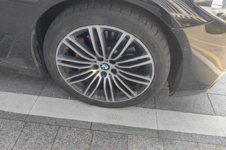 Used BMW 5 Series 2018 Restyled 530Li Leading Edition M Sport Package Right Front Wheel Hub