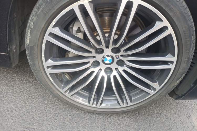 Used BMW 5 Series 2018 Restyled 530Li Leading Edition M Sport Package Right Front Wheel Hub