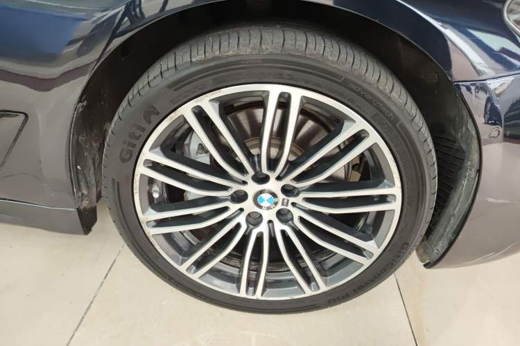 Used BMW 5 Series 2018 Restyled 530Li Leading Edition M Sport Package Right Front Wheel Hub