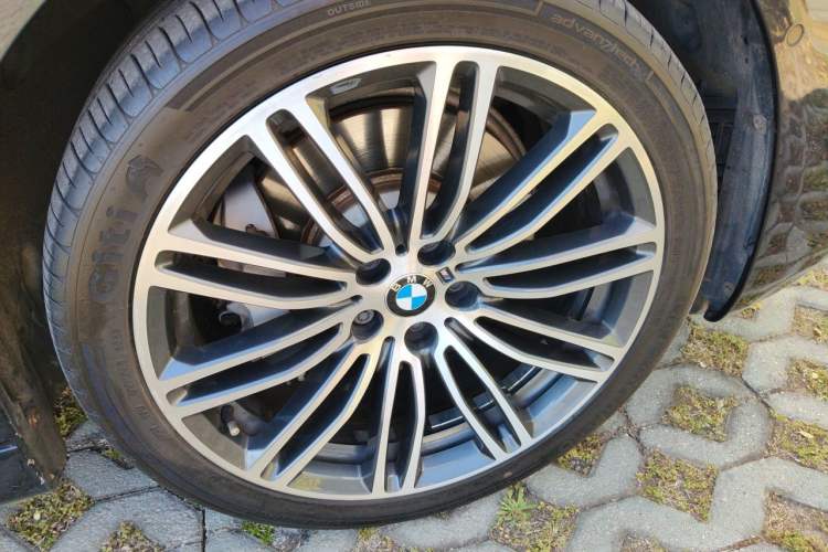 Used BMW 5 Series 2018 Restyled 530Li Luxury Edition M Sport Package Right Front Wheel Hub