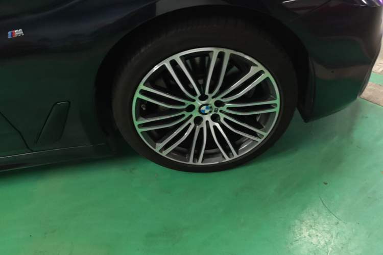 Used BMW 5 Series 2018 Restyled 530Li Leading Edition M Sport Package Right Front Wheel Hub