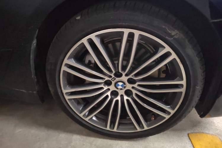Used BMW 5 Series 2018 Restyled 530Li Leading Edition M Sport Package Right Front Wheel Hub