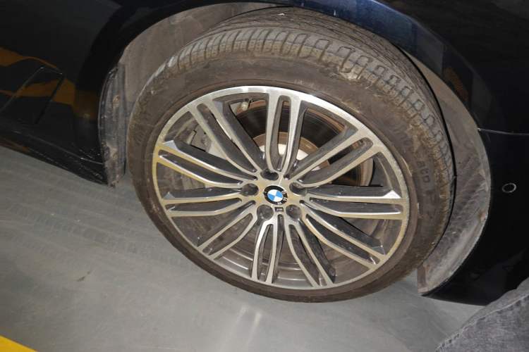 Used BMW 5 Series 2018 Restyled 530Li Leading Edition M Sport Package Right Front Wheel Hub