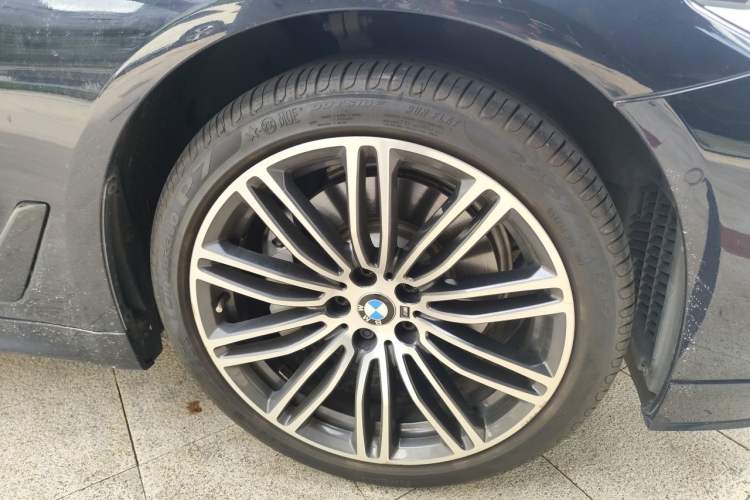 Used BMW 5 Series 2018 530Li Luxury Edition M Sport Package Right Front Wheel Hub