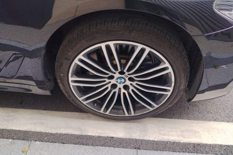 Used BMW 5 Series 2018 Restyled 530Li Leading Edition M Sport Package Right Front Wheel Hub