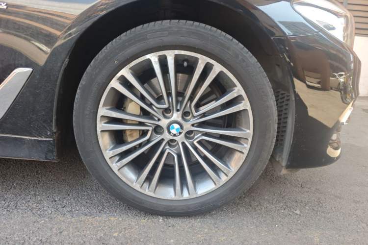 Used BMW 5 Series 2018 Revised Version 530Li Leading Edition Luxury Package Right Front Wheel Hub