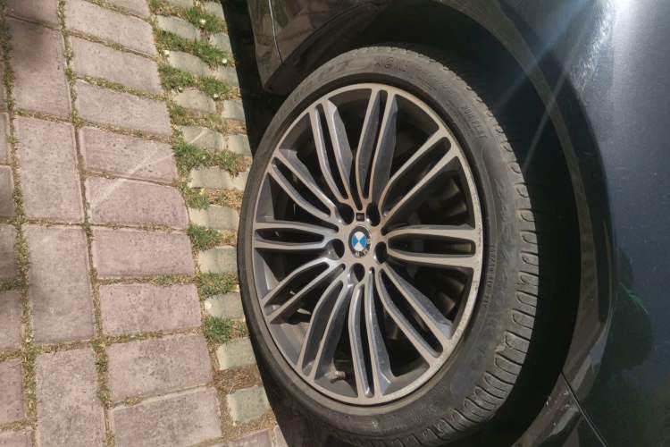 Used BMW 5 Series 2018 Restyled 530Li Leading Edition M Sport Package Right Front Wheel Hub