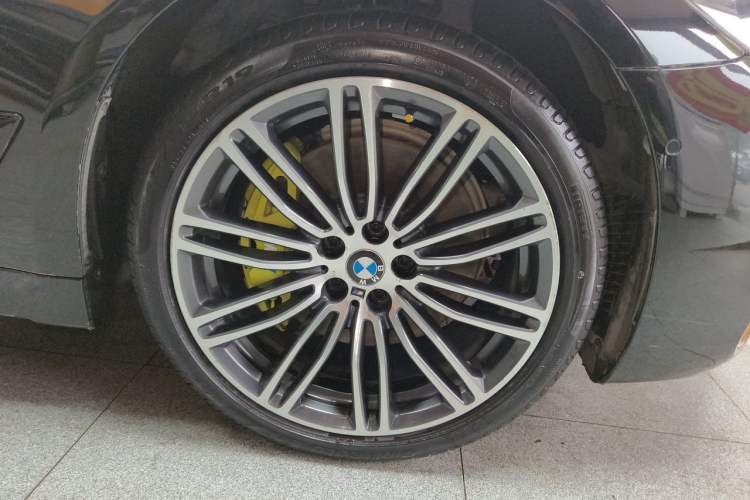 Used BMW 5 Series 2018 Restyled 530Li Luxury Edition M Sport Package Right Front Wheel Hub