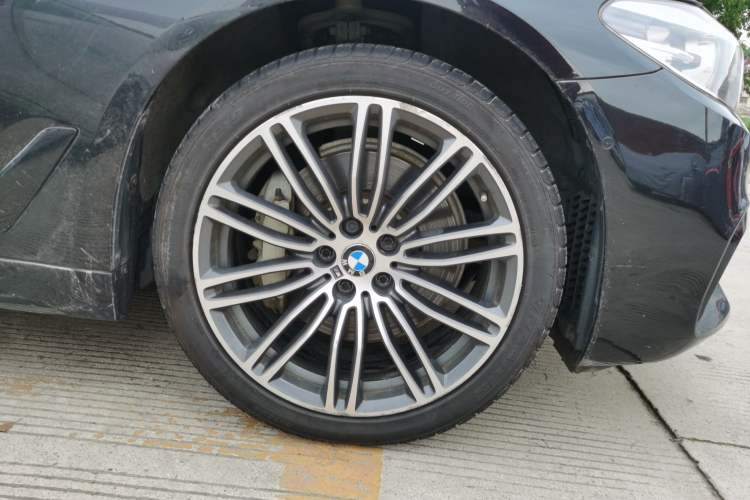 Used BMW 5 Series 2018 530Li xDrive M Sport Package Right Front Wheel Hub