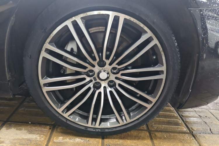 Used BMW 5 Series 2018 Restyled 530Li Leading Edition M Sport Package Right Front Wheel Hub