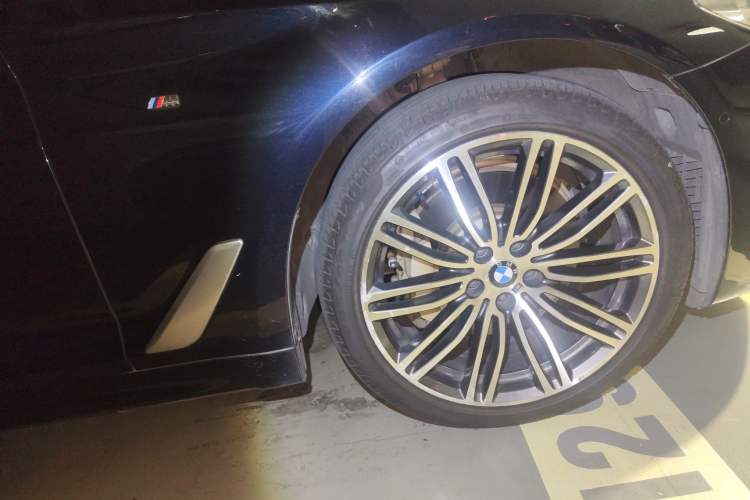 Used BMW 5 Series 2018 Restyled 530Li Leading Edition M Sport Package Right Front Wheel Hub
