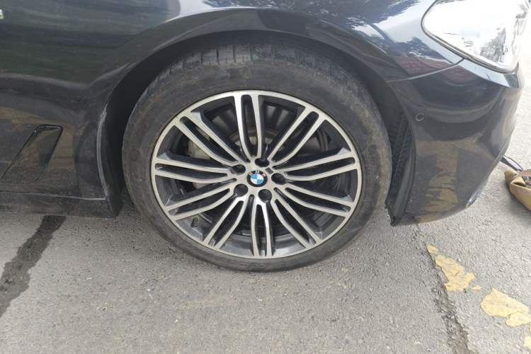 Used BMW 5 Series 2018 Restyled 530Li Luxury Edition M Sport Package Right Front Wheel Hub