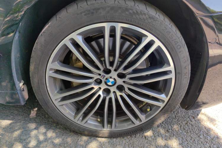 Used BMW 5 Series 2018 Restyled 530Li Leading Edition M Sport Package Right Front Wheel Hub