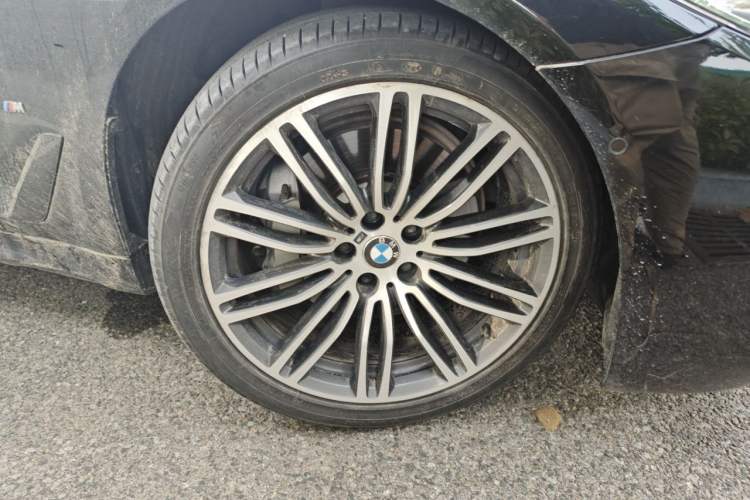 Used BMW 5 Series 2018 Restyled 530Li Leading Edition M Sport Package Right Front Wheel Hub