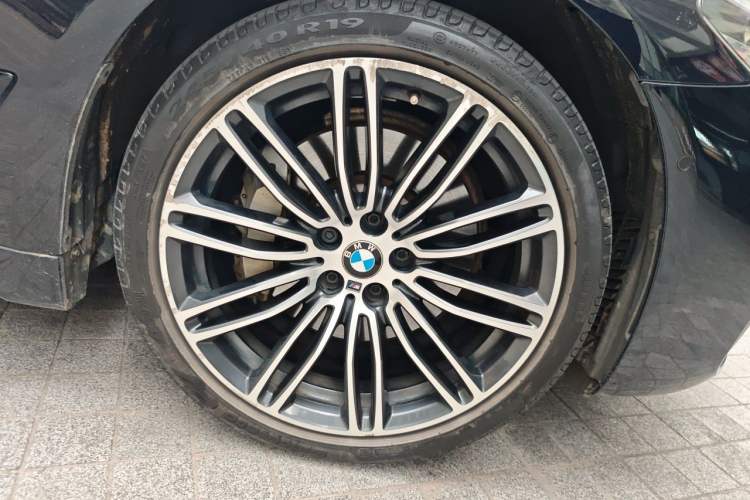 Used BMW 5 Series 2018 530Li Leading Model M Sport Package Right Front Wheel Hub