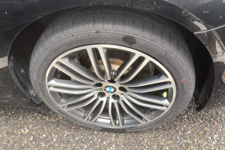 Used BMW 5 Series 2018 Restyled 530Li Leading Edition M Sport Package Right Front Wheel Hub
