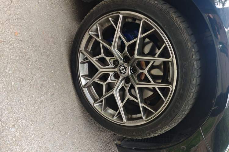 Used BMW 5 Series 2018 Restyled 530Li Leading Edition M Sport Package Right Front Wheel Hub