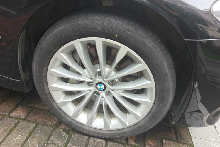 Used BMW 5 Series 2018 Revised Version 530Li Leading Edition Luxury Package Right Front Wheel Hub