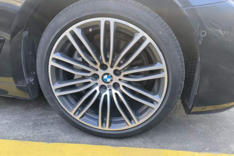 Used BMW 5 Series 2018 Restyled 530Li Leading Edition M Sport Package Right Front Wheel Hub