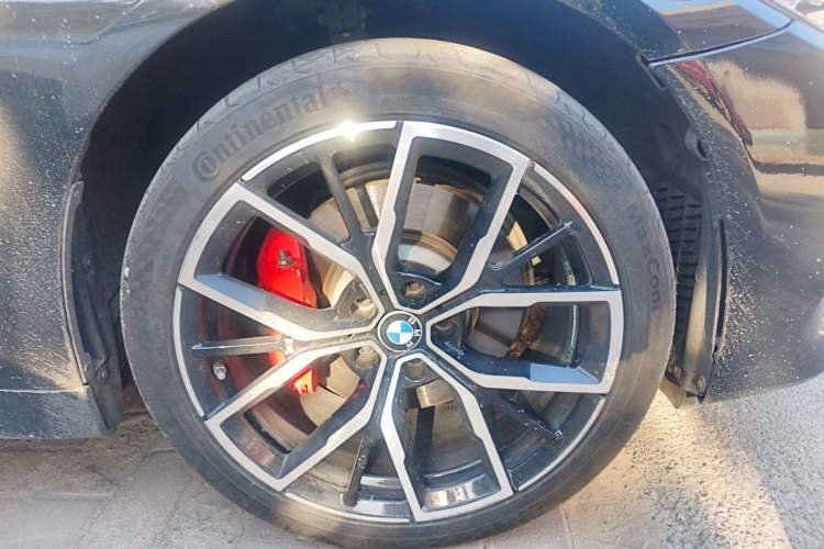 Used BMW 5 Series 2018 Revised Version 530Li Leading Edition Luxury Package Right Front Wheel Hub