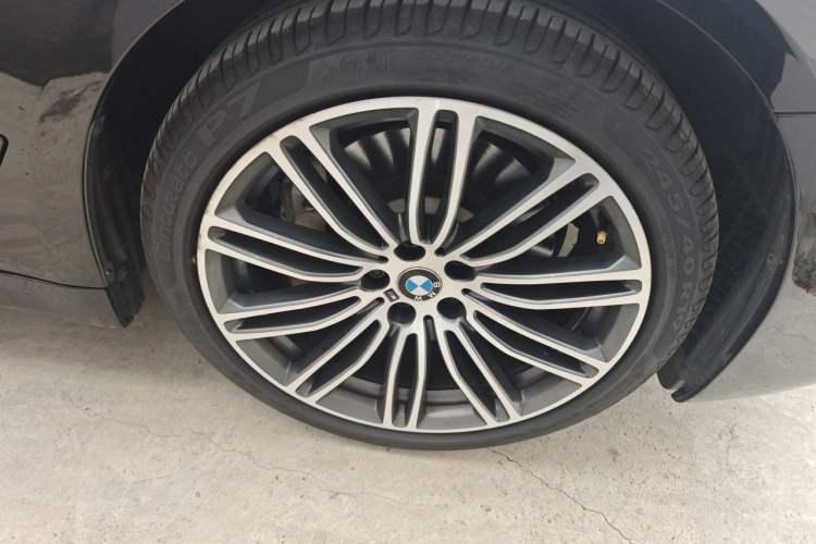 Used BMW 5 Series 2018 Restyled 530Li Leading Edition M Sport Package Right Front Wheel Hub