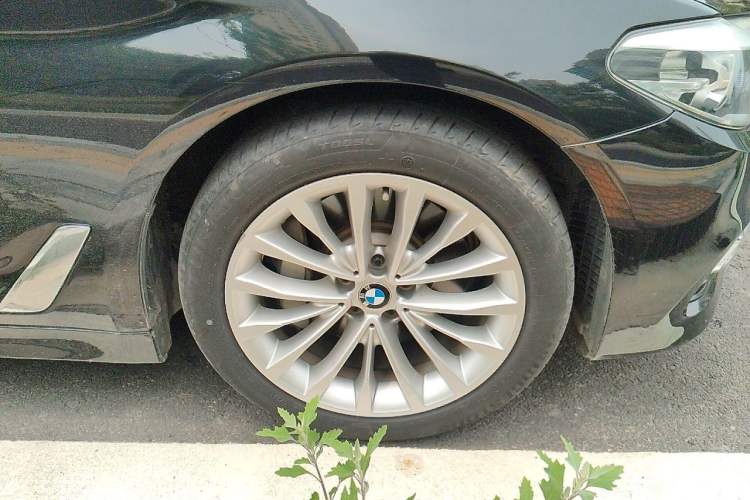 Used BMW 5 Series 2018 530Li Leading Edition Luxury Package Right Front Wheel Hub