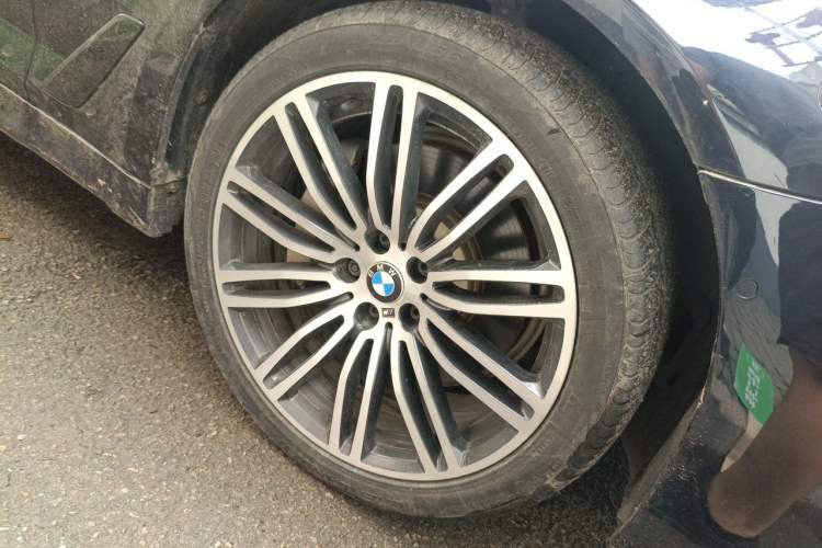 Used BMW 5 Series 2018 Restyled 530Li Leading Edition M Sport Package Right Front Wheel Hub