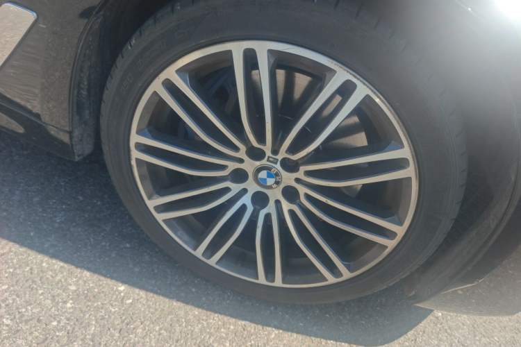 Used BMW 5 Series 2018 540i M Sport Package Right Front Wheel Hub