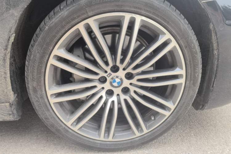Used BMW 5 Series 2018 530Li Luxury Edition M Sport Package Right Front Wheel Hub