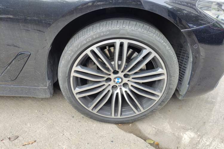Used BMW 5 Series 2018 Restyled 530Li Leading Edition M Sport Package Right Front Wheel Hub