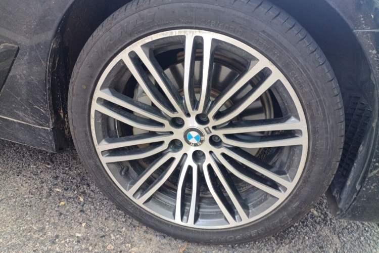 Used BMW 5 Series 2018 Restyled 530Li Leading Edition M Sport Package Right Front Wheel Hub