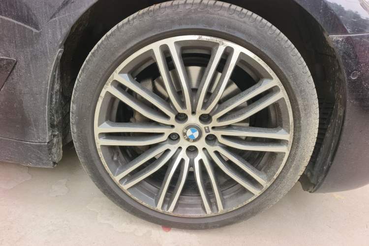 Used BMW 5 Series 2018 Facelifted 530Li xDrive M Sport Package Right Front Wheel Hub