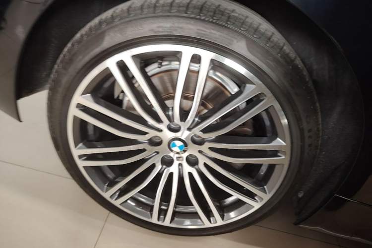 Used BMW 5 Series 2018 Restyled 530Li Leading Edition M Sport Package Right Rear Wheel Hub