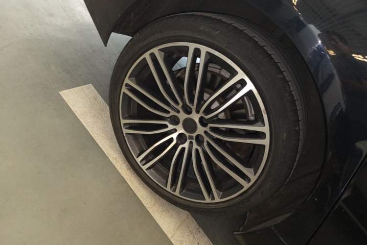 Used BMW 5 Series 2018 530Li Luxury Edition M Sport Package Right Rear Wheel Hub
