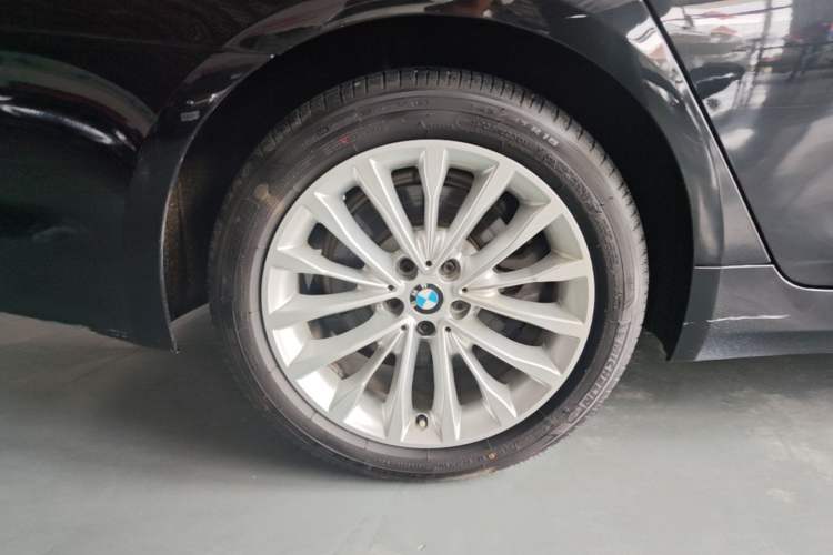 Used BMW 5 Series 2018 Revised Version 530Li Leading Edition Luxury Package Right Rear Wheel Hub
