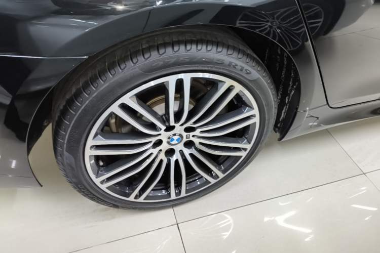 Used BMW 5 Series 2018 Restyled 530Li Leading Edition M Sport Package Right Rear Wheel Hub