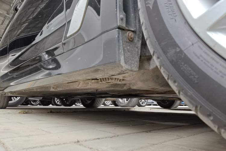 Used BMW 5 Series 2018 530Li xDrive Luxury Package Right Side Sill
