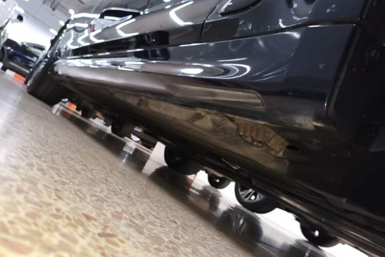 Used BMW 5 Series 2018 Restyled 530Li Luxury Edition M Sport Package Right Side Sill