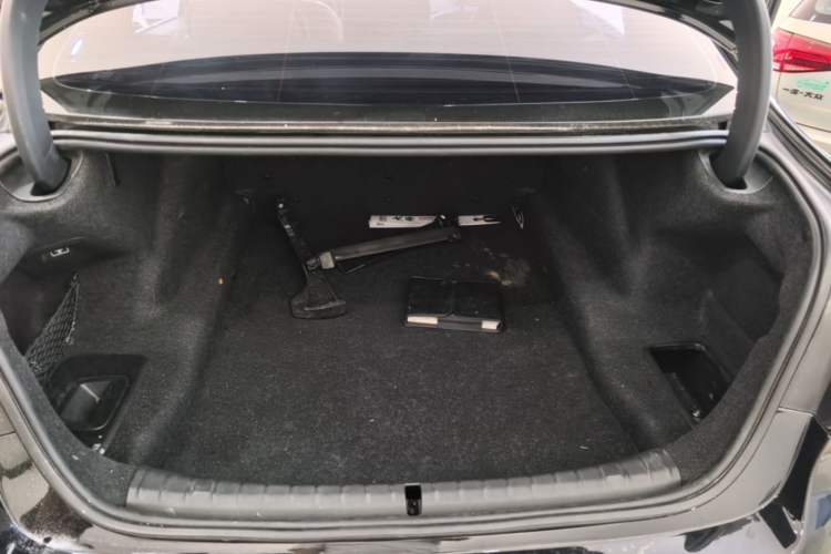 Used BMW 5 Series 2018 530Li Leading Model M Sport Package Trunk