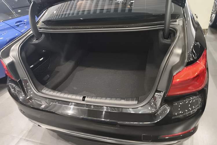 Used BMW 5 Series 2018 530Li xDrive Luxury Package Trunk