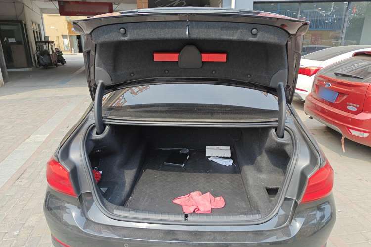 Used BMW 5 Series 2018 530Li xDrive Luxury Package Trunk