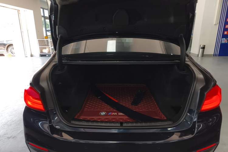 Used BMW 5 Series 2018 530Li Leading Model M Sport Package Trunk