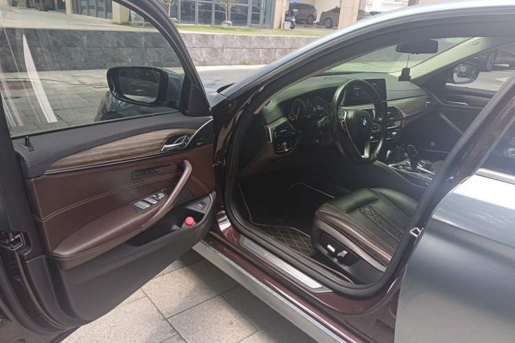 Used BMW 5 Series 2018 Facelifted 530Li xDrive M Sport Package Driver Seat